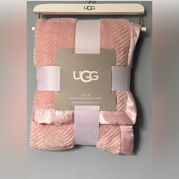UGG Tillie Carved Plush Blanket 30x40” in Pink Shell - Picture 1 of 2